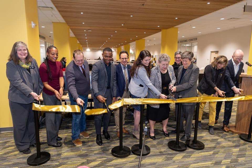 CookLibraryOfTU's tweet photo. Itβs official! Today we celebrated the opening of the Academic Commons β a 24/7 one-stop shop where our community can get research, writing, tutoring, advising, testing and tech support all in one place π―
#TUproud #CookLibrary #TowsonUniversity #AcademicCommons https://t.co/QI83vYkkZt