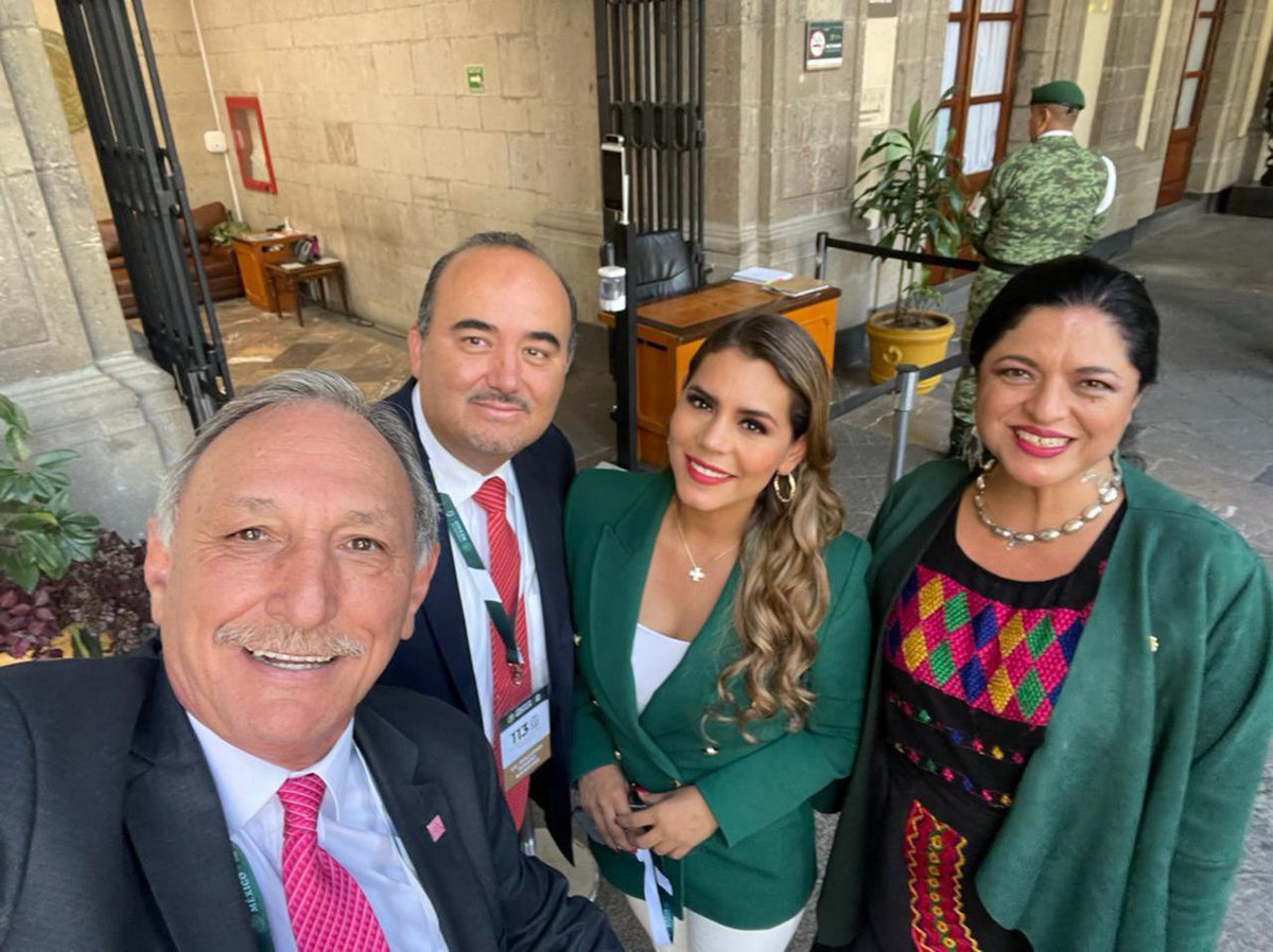 Hoy estuvimos en #CDMX en la #113AsambleaIMSS, encabezada en Palacio Nacional por nuestro presidente <a href="/lopezobrador_/">Andrés Manuel</a>; evento en el que se reconoció la labor de <a href="/Tu_IMSS/">IMSS </a>, que bajo la dirección de <a href="/zoerobledo/">Zoé Robledo</a> ha logrado transformar la salud del pueblo mexicano. (1/2)