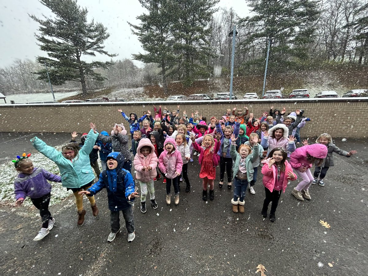 MrsBenzTIS's tweet photo. When you’re feeling down about the cold weather and falling snow, think about the joy a snowflake brings to a kindergartener 💙🧊. #firstsnow2022 @east_trinity https://t.co/afxitBjNr1