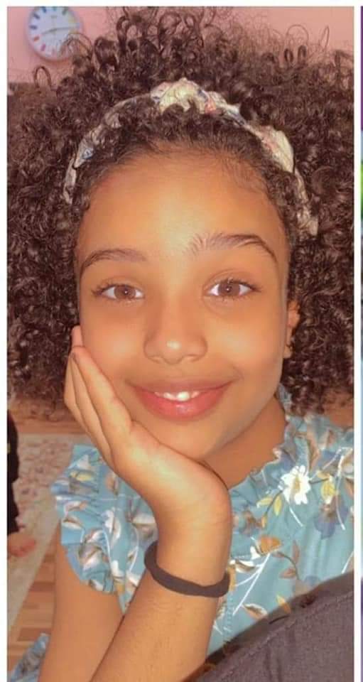 Mohsen43938957's tweet photo. #ابحثوا_معنا.. 💔
الطفلة سميرة مالك محمد زيد ضايعة من الساعة 11 الظهر وقت خروجها من المدرسة بين بالكاميرات انها كانت تلعب حول المدرسة بكابوتا اثناء انتظارها للباص وفجأة اختفت الرجاء على من يعثر عليها التواصل ع الارقام التالية :- 
773929144
773083890 https://t.co/1igefPcZ1z