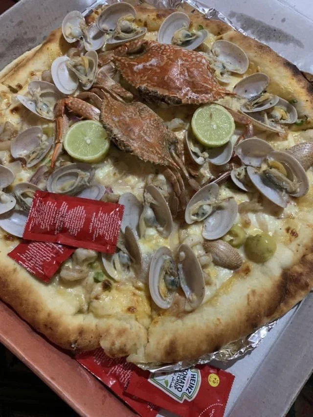 messedupfoods's tweet photo. seafood pizza https://t.co/iTCr5A8XXI