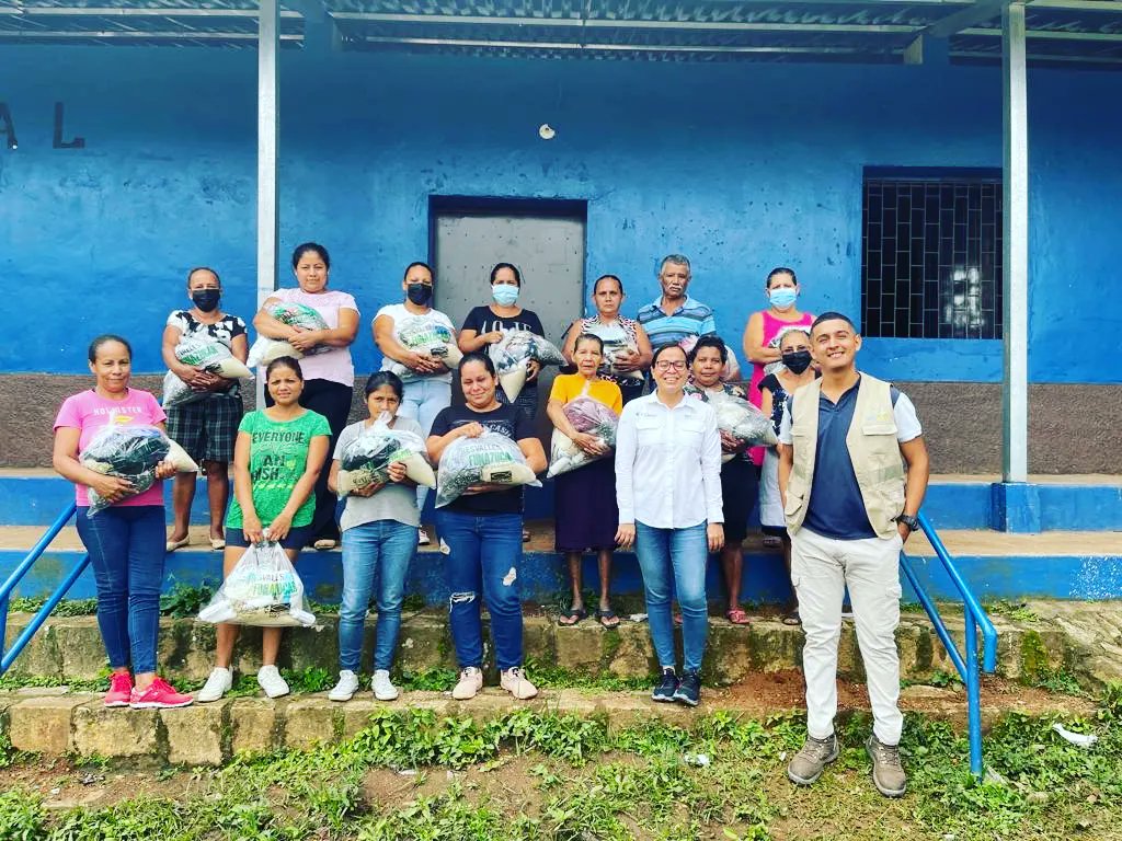 Funazucar's tweet photo. Junto a Compañía Azucarera Tres Valles y CEPUDO-FFT se realizó la  entrega de 60 bolsas de alimentos y donaciones varias en el municipio de Cantarranas, beneficiado a más de 250 personas de las comunidades aledañas.

#somosDonaciones
#dulceSolidaridad https://t.co/95kiGCd0Gu