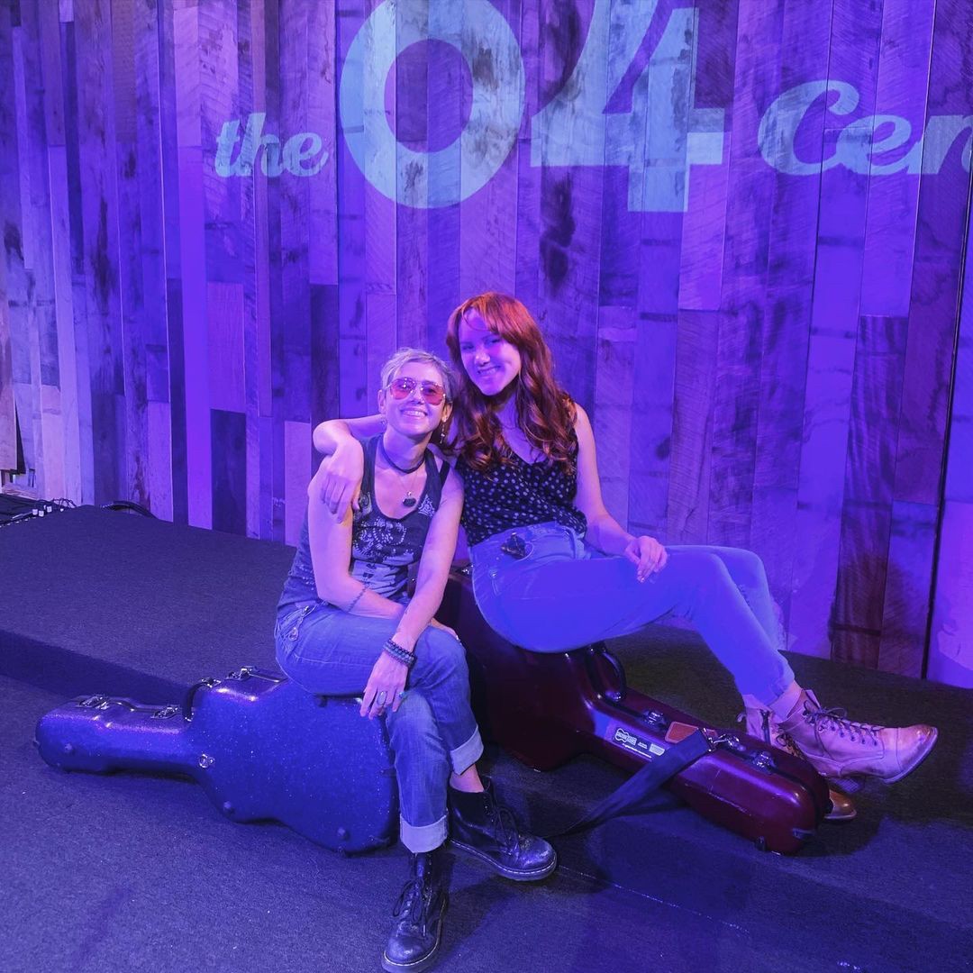 Calton Artists: @giuliamillanta &amp; <a href="/gracepettis/">Grace Pettis</a> 
Showing off thier Calton Cases on the 04Center Stage!
 😊