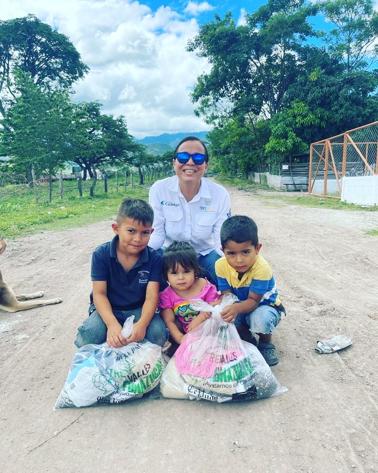 Junto a Compañía Azucarera Tres Valles y CEPUDO-FFT se realizó la  entrega de 60 bolsas de alimentos y donaciones varias en el municipio de Cantarranas, beneficiado a más de 250 personas de las comunidades aledañas.

#somosDonaciones
#dulceSolidaridad
