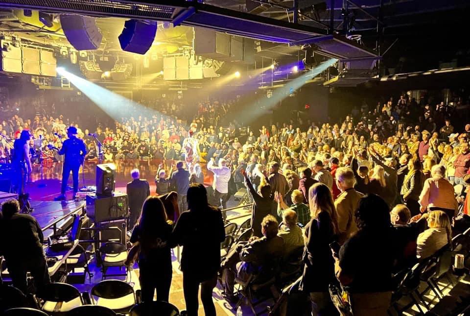 CdBTour's tweet photo. It was a spectacular close to the tour at the Celebrity Theatre in Phoenix.  Thank you soooo much! https://t.co/zJ8OdjPXeT
#BowieForever #davidbowie #Bowie75 #bowie2022 #davidbowieforever #bowie #heroes #theadrianbelew #kingcrimson #scrotemusic #angelomoore #fishbon #spacehog https://t.co/UfWmdvxVlO