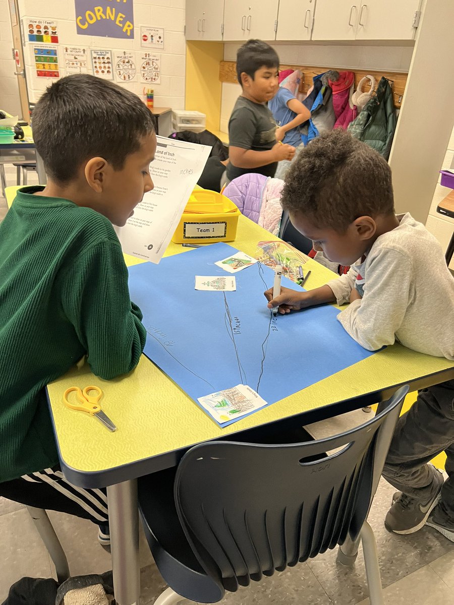 Mariner2nd's tweet photo. Exploring measurement with the Land Of Inch! 📏💭🤗#2ndgrademath https://t.co/8SNlSueOh2