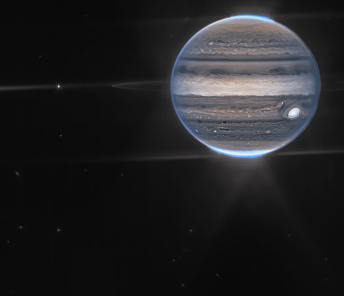 SpaceScience_'s tweet photo. Toutes les planètes gazeuses du système solaire ont des anneaux, la preuve en image grâce au JWST (Jupiter et Neptune) 🤩

Ceux de Saturne sont juste fait de glace d’eau donc ils renvoient la très bien la lumière du Soleil https://t.co/8Dqk0ckoZi