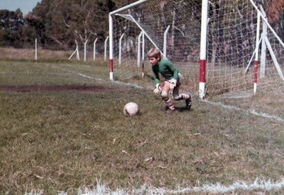 Cuando era chico, Martín Palermo se dedicaba a defender la red en lugar de romperla como nos tiene acostumbrados. Esto fue hasta sus 10 años que su entrenador de Forever lo movió a 9 y de ahí no salió más.