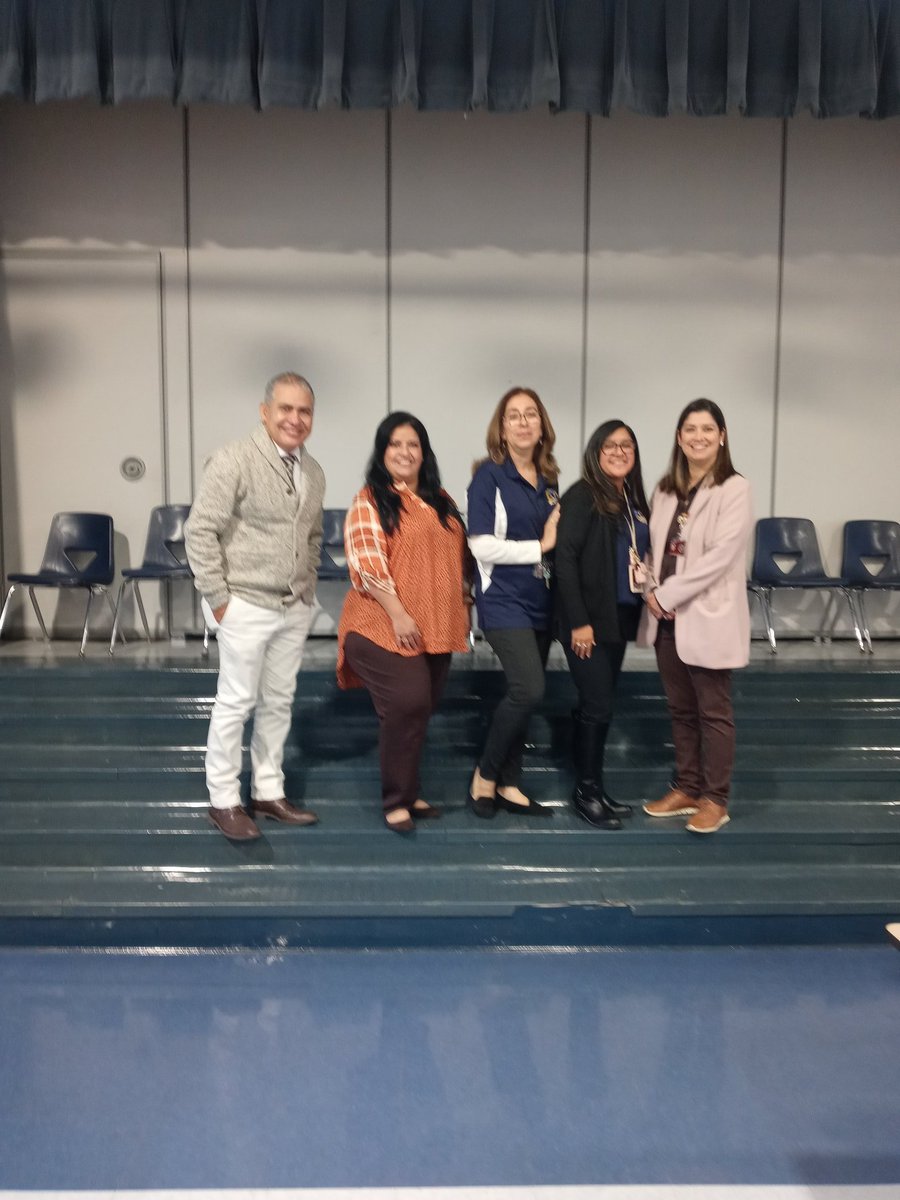 hugo_bil's tweet photo. Great Spanish Spelling Bee event at @ROOSEVELTELEMS. Excelente demostración de conocimientos de deletreo en Español 🎉👍 Excelente trabajo🙏@JRod_EISD @ednanesnu @mymustangpride1 @DrH_OnTheEdge @TRICIAORTIZ19 https://t.co/cHUMVNSO2c