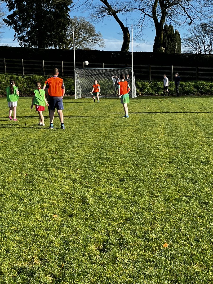 LatnamardNS's tweet image. Our Lunchtime League has reached its final round and today Armagh took on Kerry with Kerry just edging out as winners. It’s all to play for! Who will be in the shield and cup semifinals next week? @AghabogGFC @monaghangaa #practicemakesperfect #competitivefun