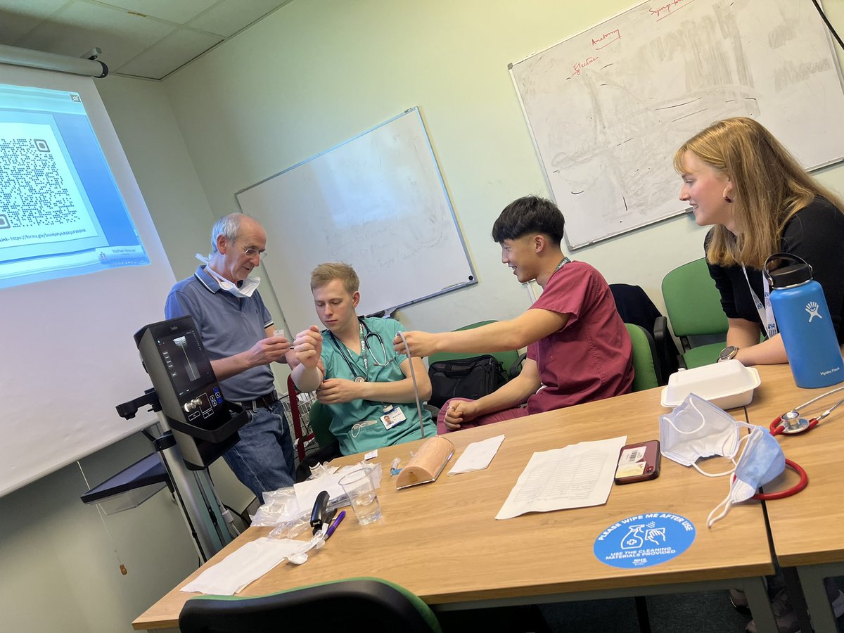 Structured teaching session today on ultrasound guided vascular access for our F1/F2 colleagues, thanks Ronnie for all your expertise! Great to see everyone getting a chance to practice new skills @mededborders #surgery