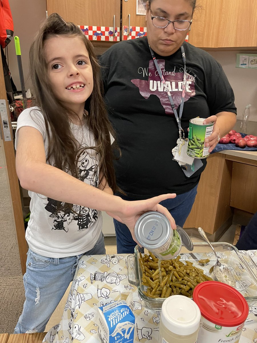 ChristieWithAnE's tweet photo. Classgiving happens tomorrow! Today we worked in the kitchen to prep for our meal. We used a can opener, measuring cup, mixing bowl, sauce pan, strainer, and several other kitchen tools and utensils. We are chefs! #TeamMorgan #Classgiving #thankful @ParrPatriots https://t.co/pxn33c2igP