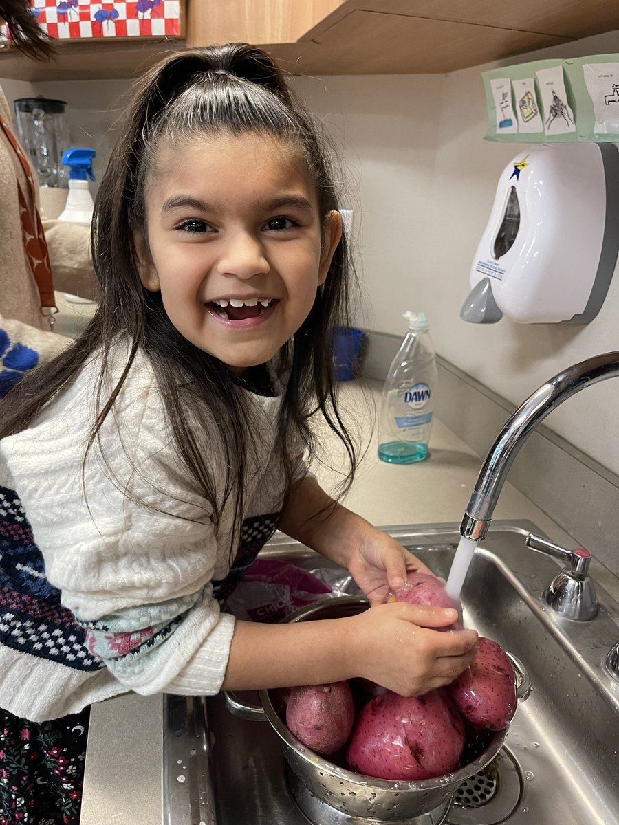 ChristieWithAnE's tweet photo. Classgiving happens tomorrow! Today we worked in the kitchen to prep for our meal. We used a can opener, measuring cup, mixing bowl, sauce pan, strainer, and several other kitchen tools and utensils. We are chefs! #TeamMorgan #Classgiving #thankful @ParrPatriots https://t.co/pxn33c2igP