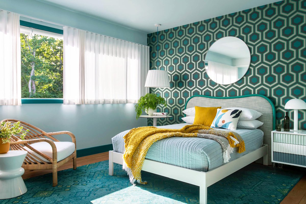 andrewsuvalsky's tweet photo. Bold, fresh, and so comfy. Your guests won’t ever want to leave. #EastHampton #design by #ASDesigns. From our project featured in @AD_italia Photo: #macchiaphoto Stylist: #anthonysantellicreative https://t.co/v2dhR6CgyG