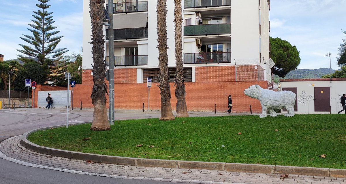 AnnaGFontanills's tweet photo. Està be posar un ós polar com a símbol de que arriba Nadal i històricament a Premià s'omple d'ossos buscat el fred. #unosnoensrepresenta #unrentampoc #unparenoelquasiquetampoc #monglobal #notenimidentitatpropia #nocalviatjar #totesigual https://t.co/2Dl0bukTsg