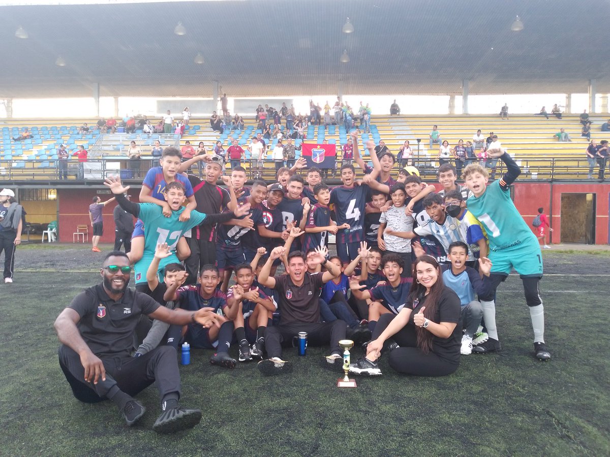LaAcademiaMSC's tweet photo. #LigaDeDesarrollo | #Sub14

¡LOS CAMPEONES 2022! 🏆

#MonagasSC (4) 1-1 (3) @EscuelaMejiaFMM

#Final ⚔️
#OrgulloAzulgrana 🔵🔴 https://t.co/6oL0Q8dUPF