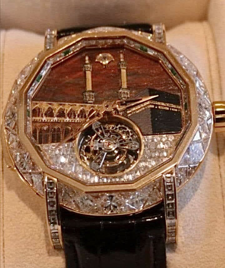 اتنی خوبصورت گھڑی ۔ جسمیں حرم شریف کو سونے سے تراشا گیا ہے اور زائرین کی ہیروں سے نشاندہی کی گئی ہے ۔ اور ان بدنصیبوں نے اتنا خوبصورت تحفہ فروخت کردیا ۔ افسوس