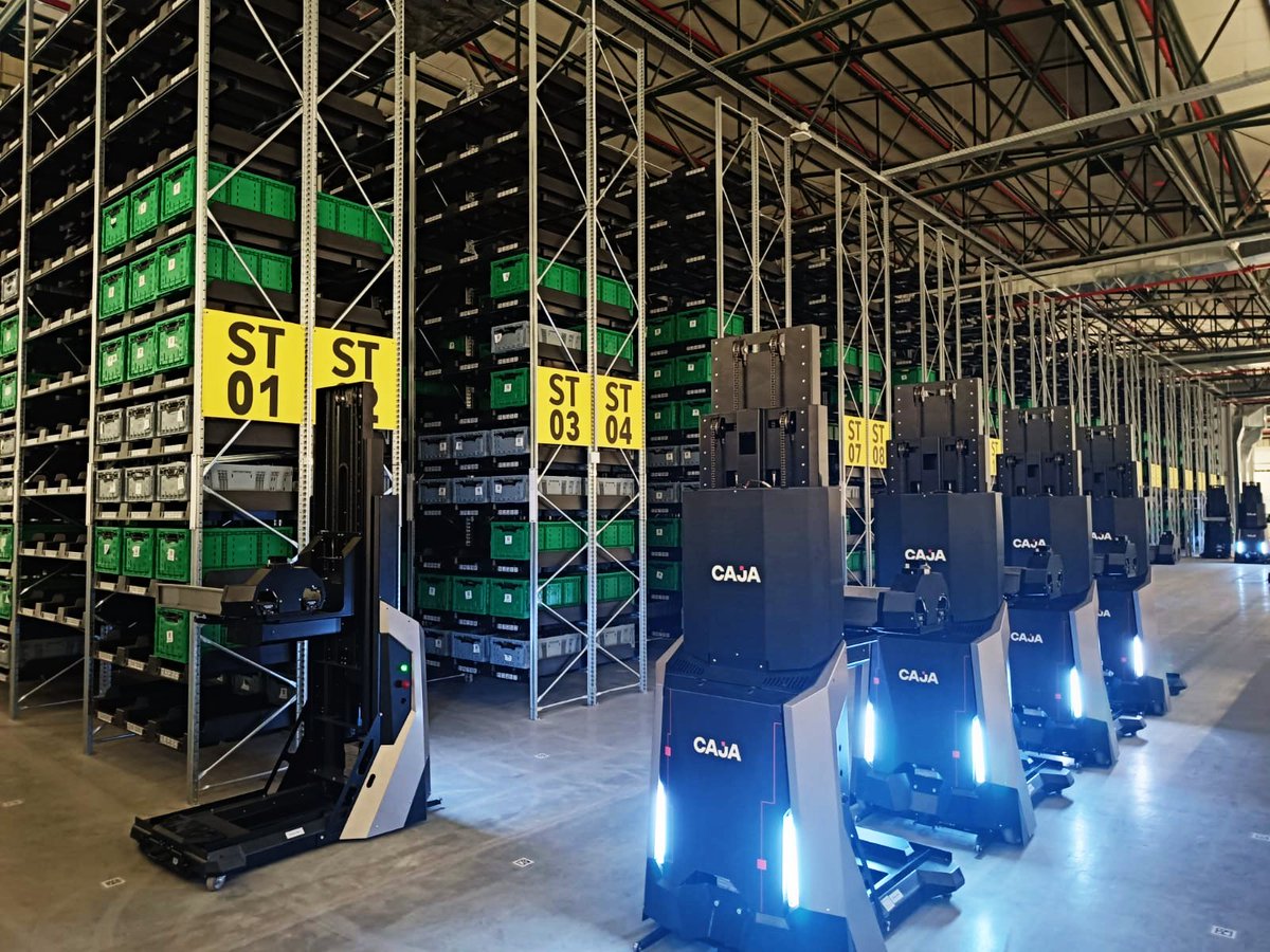 CajaRobotics's tweet image. We’re excited to go live and share pictures of another #eGrocery #warehouse powered by #CajaRobotics! In this 16,000 sqft eGrocery facility, a fleet of 50 specialized #robots process 1,000 orders a day with our advanced #software algorithms controlling operations.