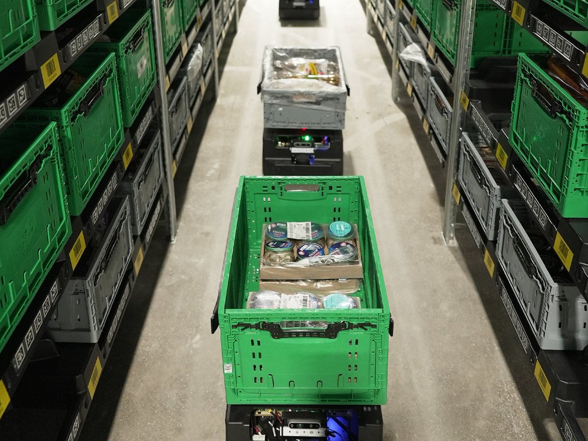 CajaRobotics's tweet image. We’re excited to go live and share pictures of another #eGrocery #warehouse powered by #CajaRobotics! In this 16,000 sqft eGrocery facility, a fleet of 50 specialized #robots process 1,000 orders a day with our advanced #software algorithms controlling operations.