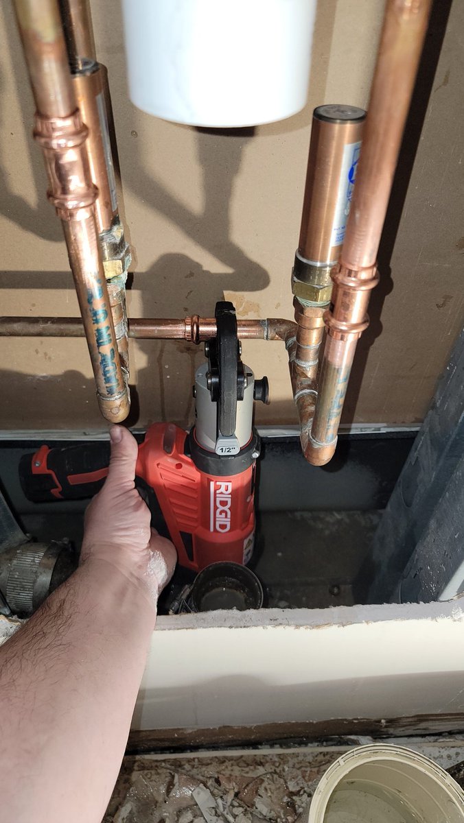 backwoodsdiy's tweet photo. RIDGID 240 IN ACTION #Youtuber #Tools #Ridgid #ProPress #Contractor #plumbing #tradesman #powertools @RIDGIDtoday @RIDGIDPower https://t.co/ReKKoZsQZo