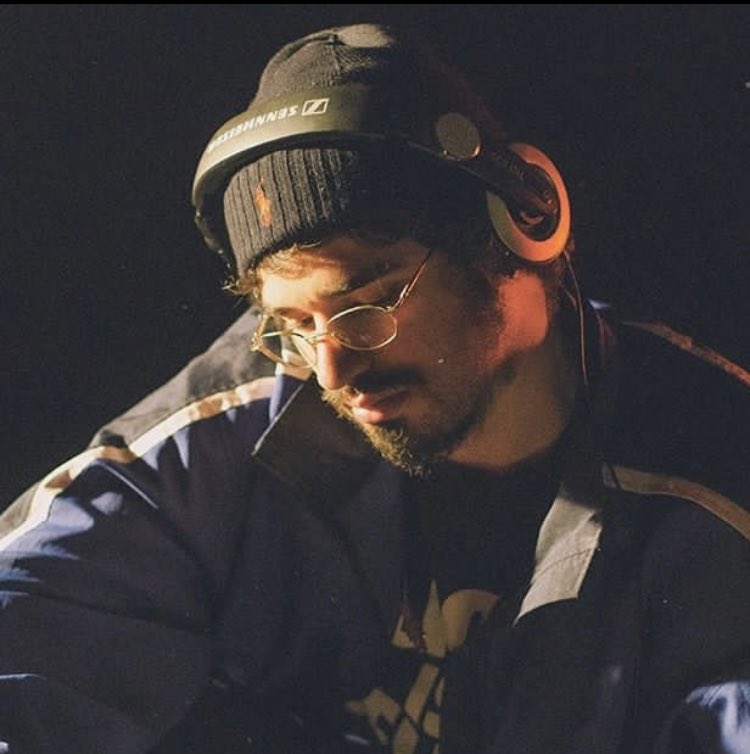 Avui toca presentar <a href="/vinniekairos/">VINNIE KAIROS</a> . Mc, beatmaker i pedagog conegut per la seva devoció en la creació d'una narrativa musical a través del sampling, el seu punt de vista crític a les lletres i el seu carisma sobre l’escenari.