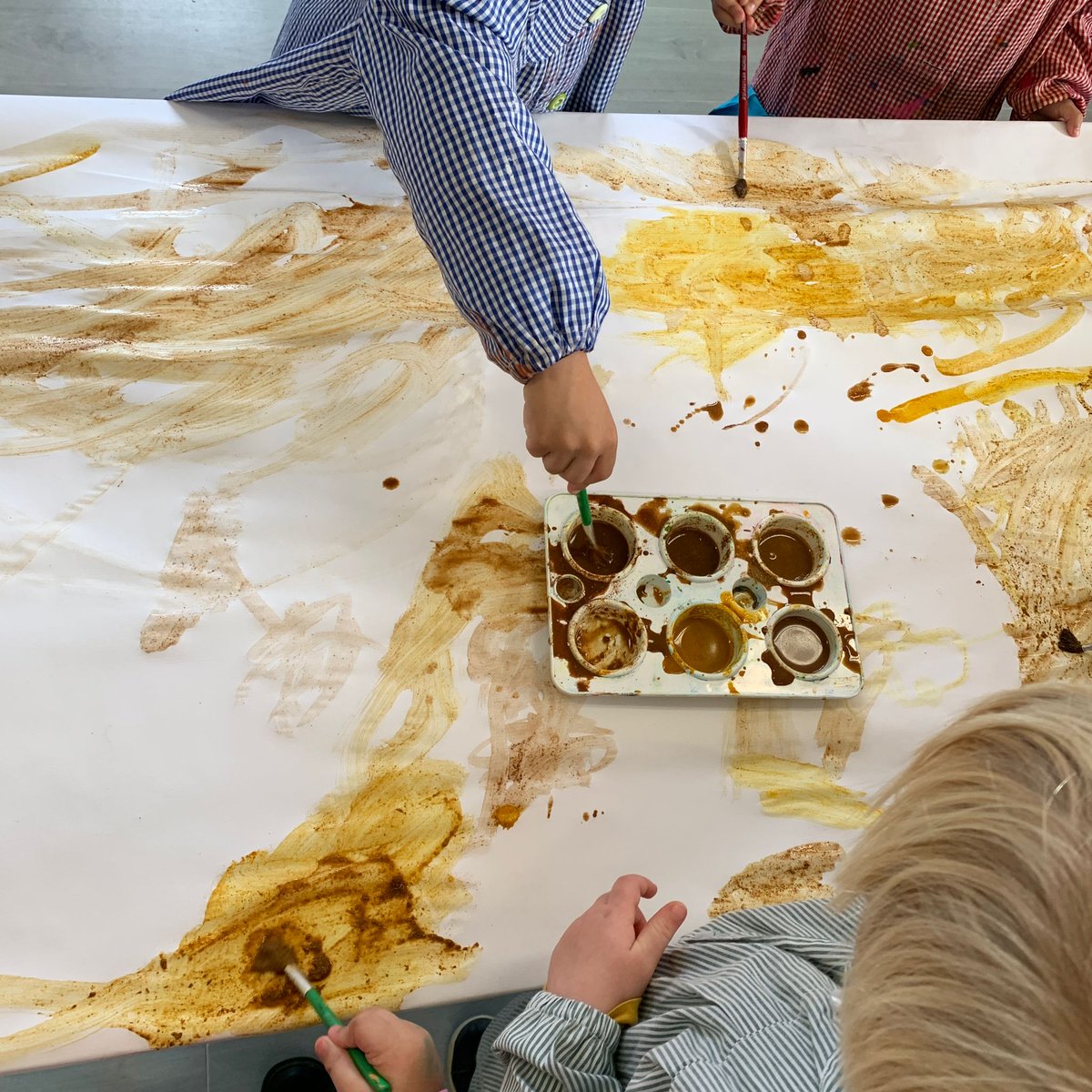 grasisoler's tweet image. algunes olors ens han agradat més que d’altres. Una de les espècies algú ha pensat que era pintura… així que hem tingut la idea de pintar amb elles! Mireu quins artistes! 🧑🏻‍🎨
#vaques
#sentits
#treballperprojectes
#art
#olfacte
#infantil
#aprenentatgevivencial