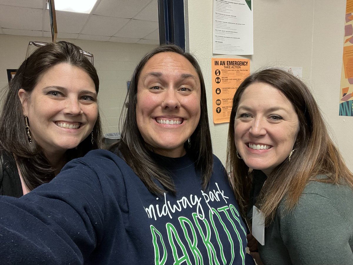 MsPadillasWorld's tweet image. It’s always a great day when @StaceyBurchHEB and @nancybinghamHEB come to visit my classroom! Students taught some of our @hebisd @EdtechHeb gurus how to create a PAT List and worked on a #PROVS #ScavengerHunt 📝🔍 Way to show that #ParrotPride 💚🦜 @LieslJames