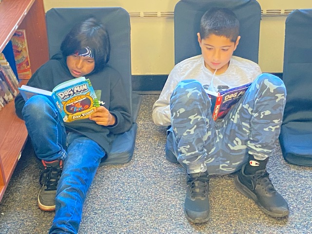 Duffy3C's tweet photo. I will be available in the Balch Library tonight 11/15 from 5pm - 7pm during Conferences. 
I will also be available tomorrow 11/16 afternoon.
 Drop by the library with any questions.
Mrs. Christine Duffy
Balch School Librarian
Here are some recent pics of students in the library. https://t.co/paQpdhC2Qa
