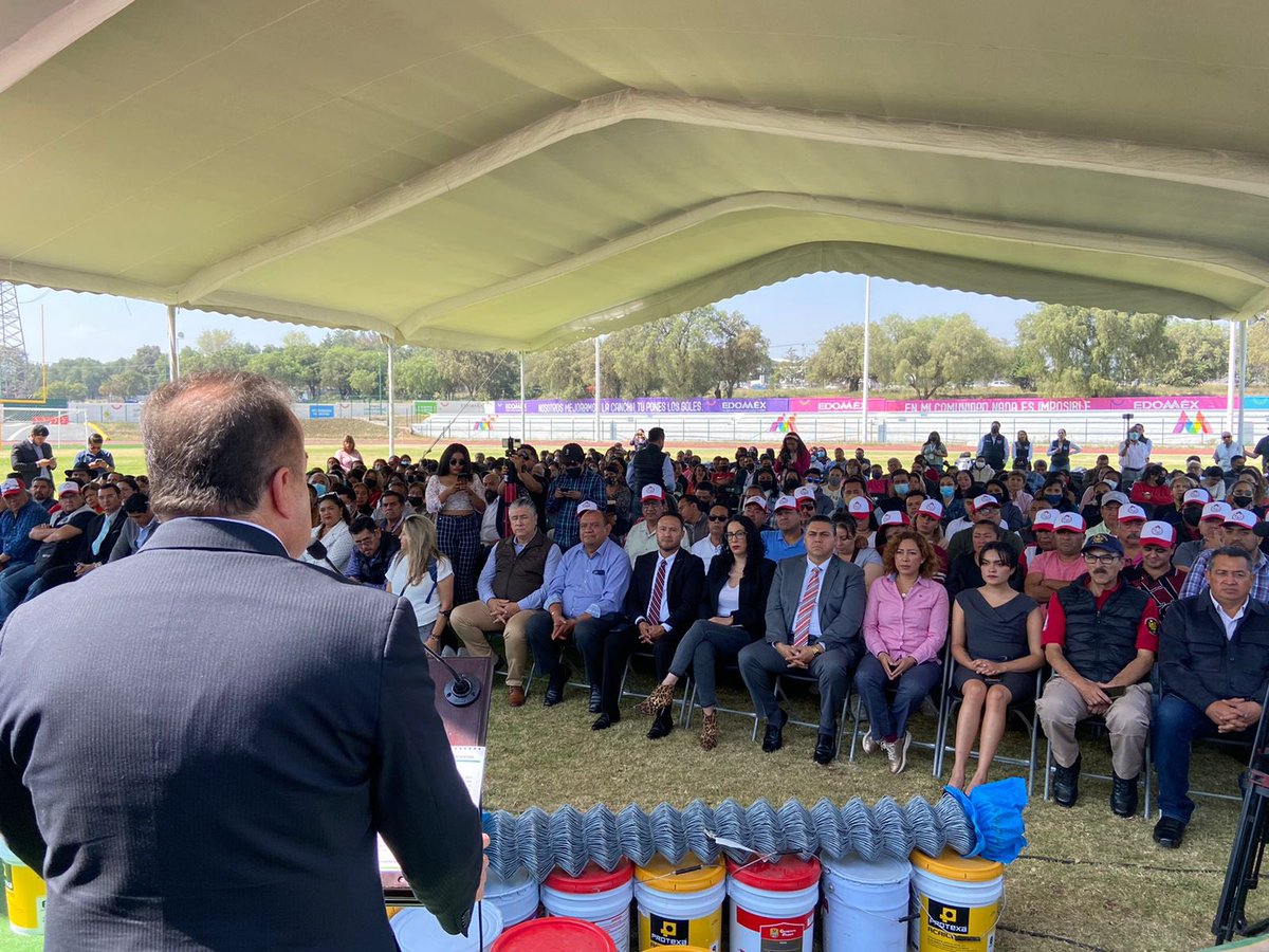 PrezaMillan's tweet photo. Hoy asistí al estadio Hugo Sánchez de #CuautitlanIzcalli; en donde participe en la entrega simbólica del kit de: “Material para la Mejora de Infraestructura Educativa Región Cuautitlán Izcalli”, beneficiando a alumnos de las escuelas de #AtizapandeZaragoza #NicolasRomero https://t.co/XmAHMXiW2X