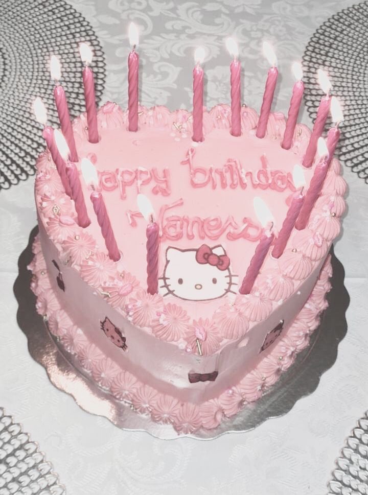 dahlialuvi's tweet photo. i would do anything to have a hello kitty cake for my birthday https://t.co/MpZgDxtalh