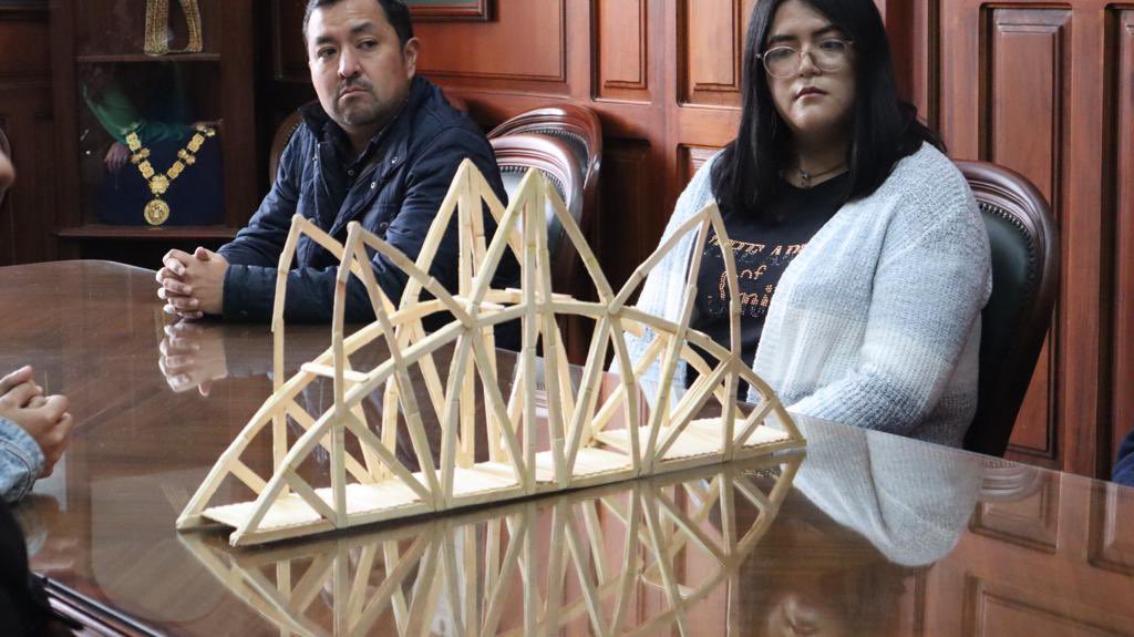 UTEoficial's tweet photo. #ComunicaciónUTE | La UTE vuelve a destacarse. Hoy, estudiantes de la @UteCivil 👷‍♂️👷 🏆 obtuvieron el tercer puesto en el  ‘Primer Concurso Inter Universidades de Diseño y Modelación de Puentes a Escala’ 🌉 🏗 de @CICPichincha.
 
✔️La nota ➡️  https://t.co/s4R3gkK8DM

#OrgulloUTE https://t.co/OaJmgh8oux