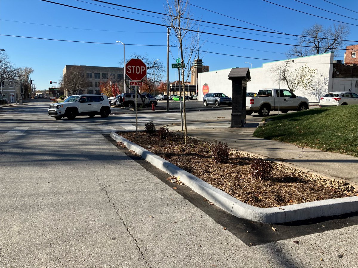 KansasCity's tweet image. Community-led streetscape improvements at 40th &amp;amp; Walnut made this area safer for pedestrians! The project includes:
• New stop signs 🛑
• Crosswalks 👟
• 1,400 square feet of reclaimed asphalt for landscaping (which helps slow down traffic) 🌳🚘