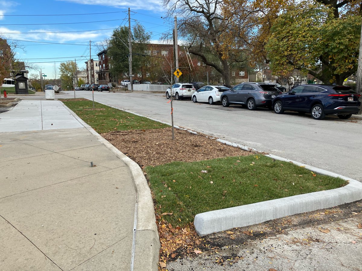 KansasCity's tweet image. Community-led streetscape improvements at 40th &amp;amp; Walnut made this area safer for pedestrians! The project includes:
• New stop signs 🛑
• Crosswalks 👟
• 1,400 square feet of reclaimed asphalt for landscaping (which helps slow down traffic) 🌳🚘