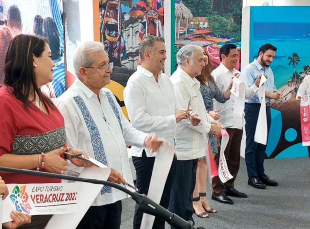 <a href="/asetur_mx/">ASETUR MX</a> presente en la inauguración de la Expo #Turismo #Veracruz 2022, con nuestra vocal la vocal @MarthaOrnelas_ secretaria de turismo de #Puebla, acompañamos al secretario <a href="/ivanmtzolvera/">Ivan Martínez Olvera</a>, anfitrión y secretario técnico de nuestra asociación. Hay 14 estados presentes.