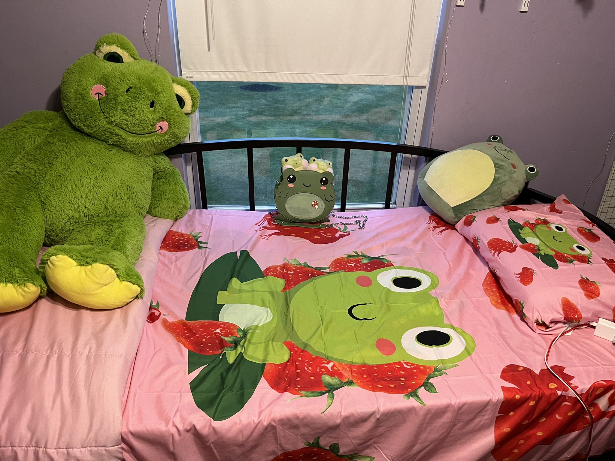 Xaxroenn on Twitter "I got new sheets today! (Ignore the frogs in the bag my niece was putting