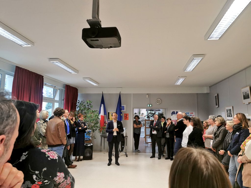 sanchez79000's tweet photo. Moments de remerciements à @leclercarno pour ces 3 années à la tête de la @DSDEN79 @acpoitiers qui rejoint  @DSDEN31 @actoulouse
Un dasen professionnel et humain emprunt de bienveillance, à l'écoute des personnels qui œuvrent au quotidien au bénéfice des élèves @DeuxSevres https://t.co/yFRm44anbL