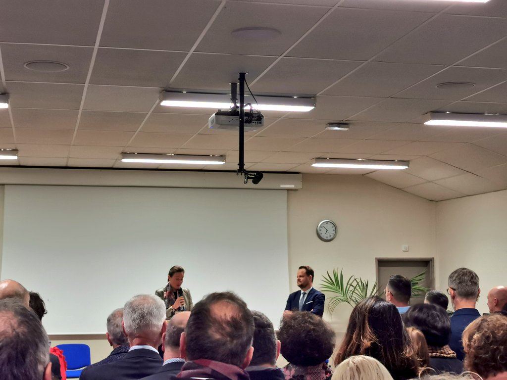 sanchez79000's tweet photo. Moments de remerciements à @leclercarno pour ces 3 années à la tête de la @DSDEN79 @acpoitiers qui rejoint  @DSDEN31 @actoulouse
Un dasen professionnel et humain emprunt de bienveillance, à l'écoute des personnels qui œuvrent au quotidien au bénéfice des élèves @DeuxSevres https://t.co/yFRm44anbL