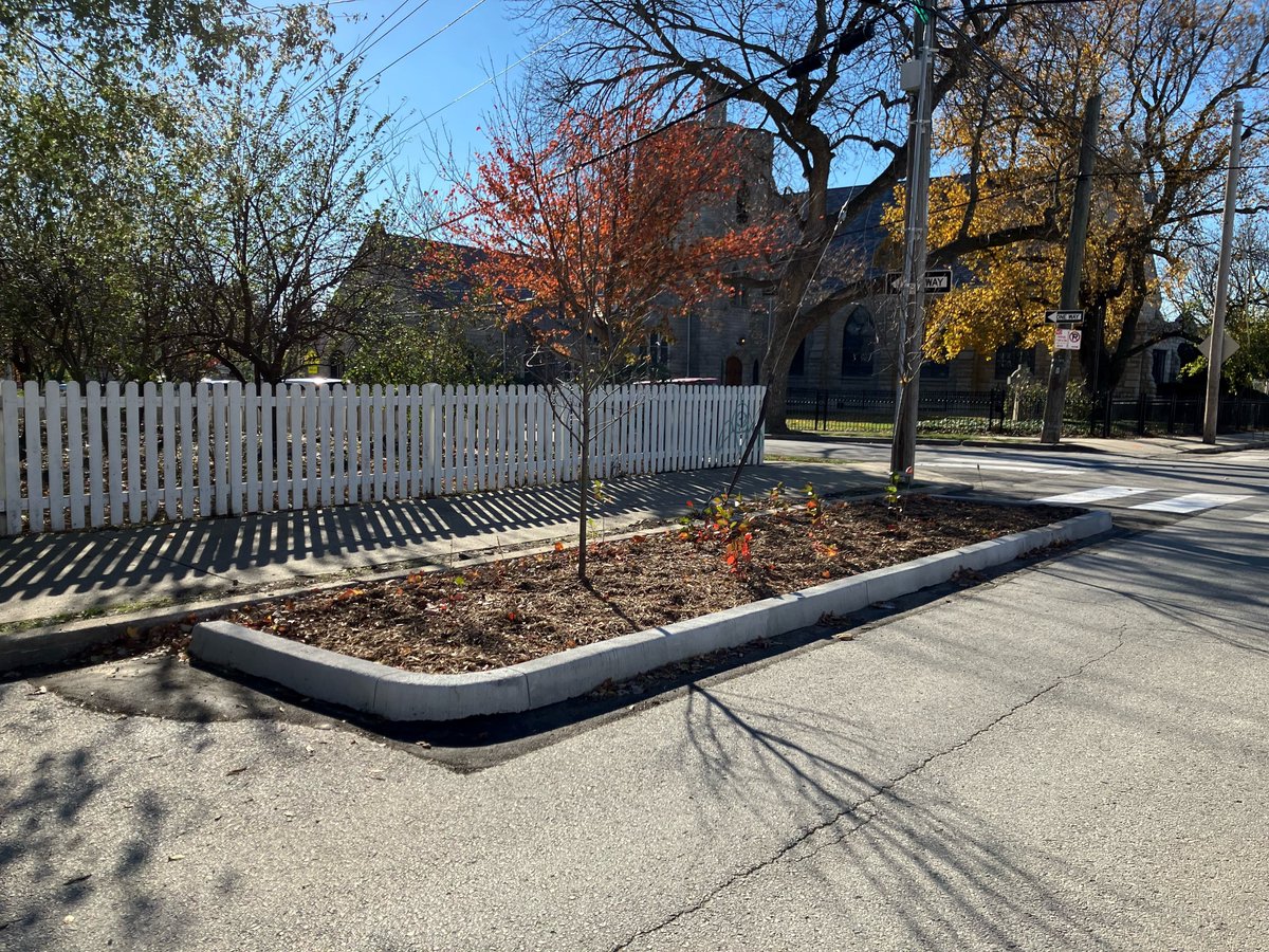 KansasCity's tweet image. Community-led streetscape improvements at 40th &amp;amp; Walnut made this area safer for pedestrians! The project includes:
• New stop signs 🛑
• Crosswalks 👟
• 1,400 square feet of reclaimed asphalt for landscaping (which helps slow down traffic) 🌳🚘