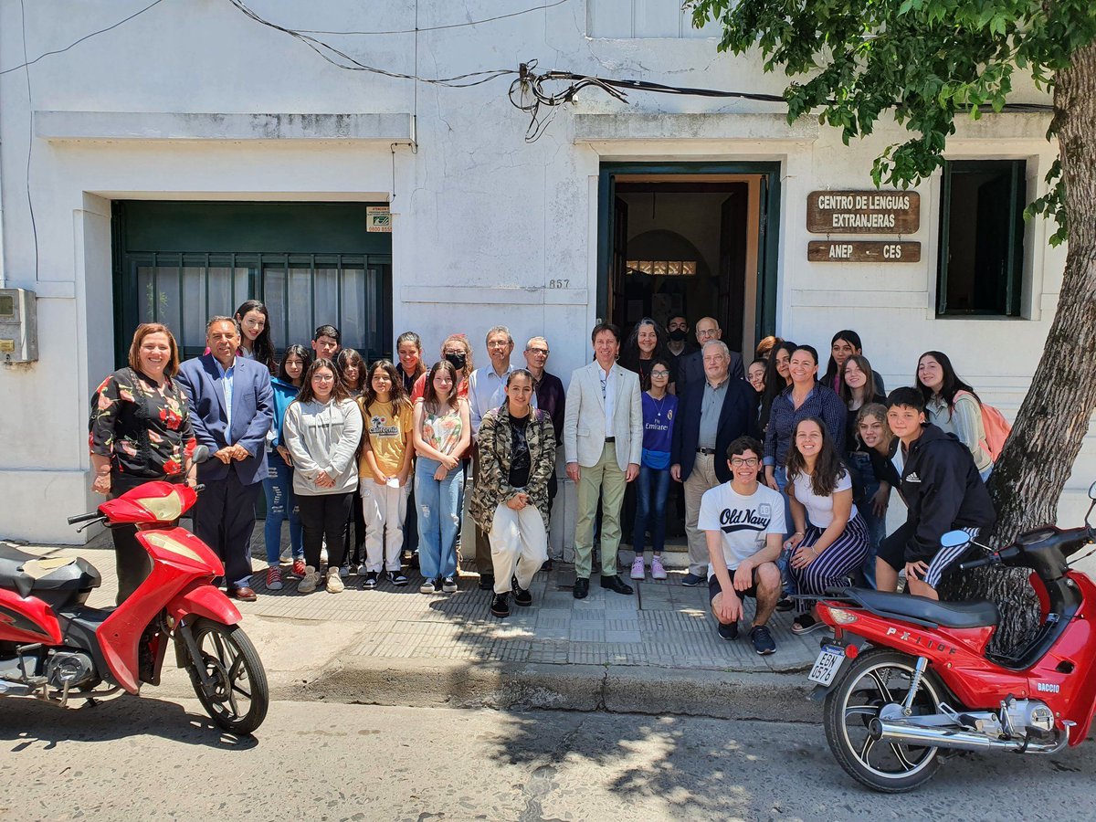 DRRIICL's tweet photo. La educación y la cultura tuvieron su espacio en la visita a la Casa de Juana, Alianza Francesa y Centro de Lenguas Extranjeras. Antes del almuerzo el grupo Danzas Folkclóricas Pampa Gaucha puso un marco de genuina tradición gauchesca. @UEenUruguay @gobiernodecl https://t.co/phs96zYsWc