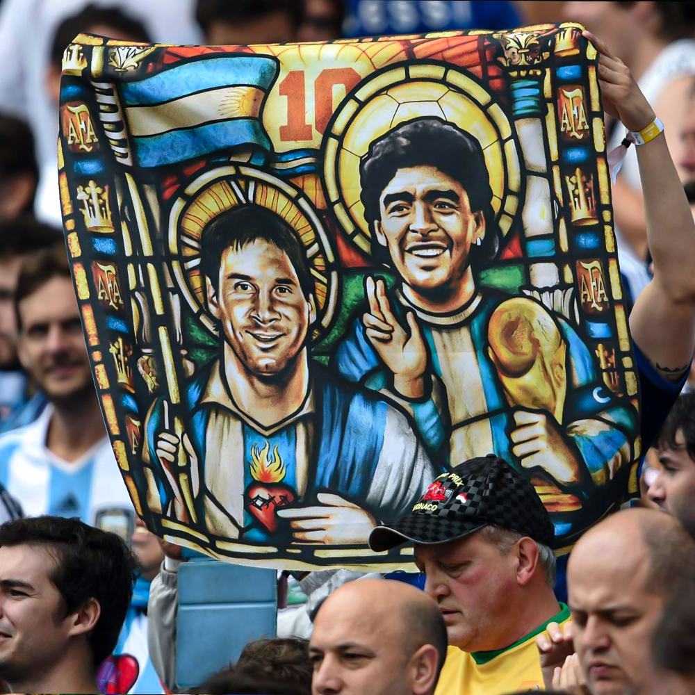 asistanaliz's tweet photo. Maradona: "Maçtan önce en az 20 kere tuvalete giden bir futbolcudan lider olmasını beklemek anlamsız. Messi çok iyi bir futbolcu ancak bir lider değil. İnsanlar Messi'ye artık tanrı muamelesi yapmaktan vazgeçmeli." https://t.co/i0nqXlXXZq