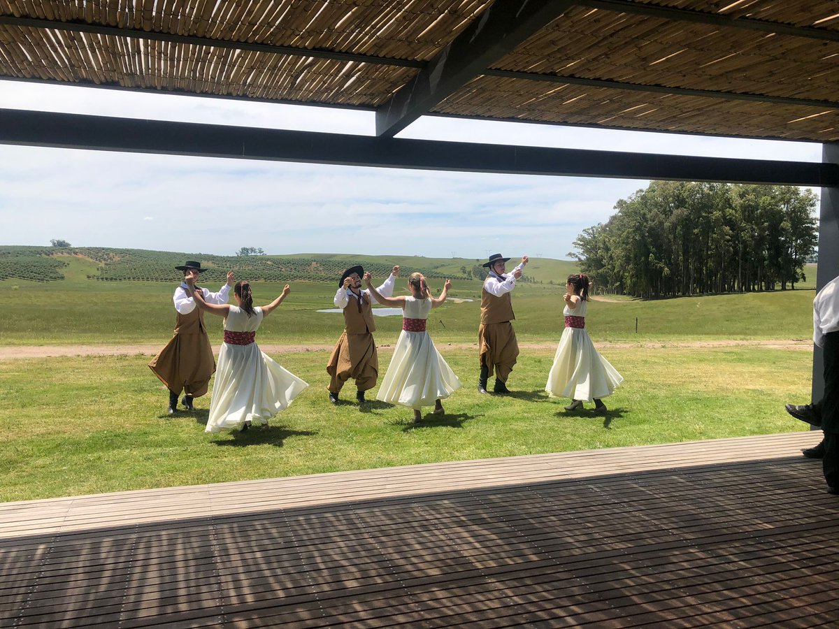 DRRIICL's tweet photo. La educación y la cultura tuvieron su espacio en la visita a la Casa de Juana, Alianza Francesa y Centro de Lenguas Extranjeras. Antes del almuerzo el grupo Danzas Folkclóricas Pampa Gaucha puso un marco de genuina tradición gauchesca. @UEenUruguay @gobiernodecl https://t.co/phs96zYsWc