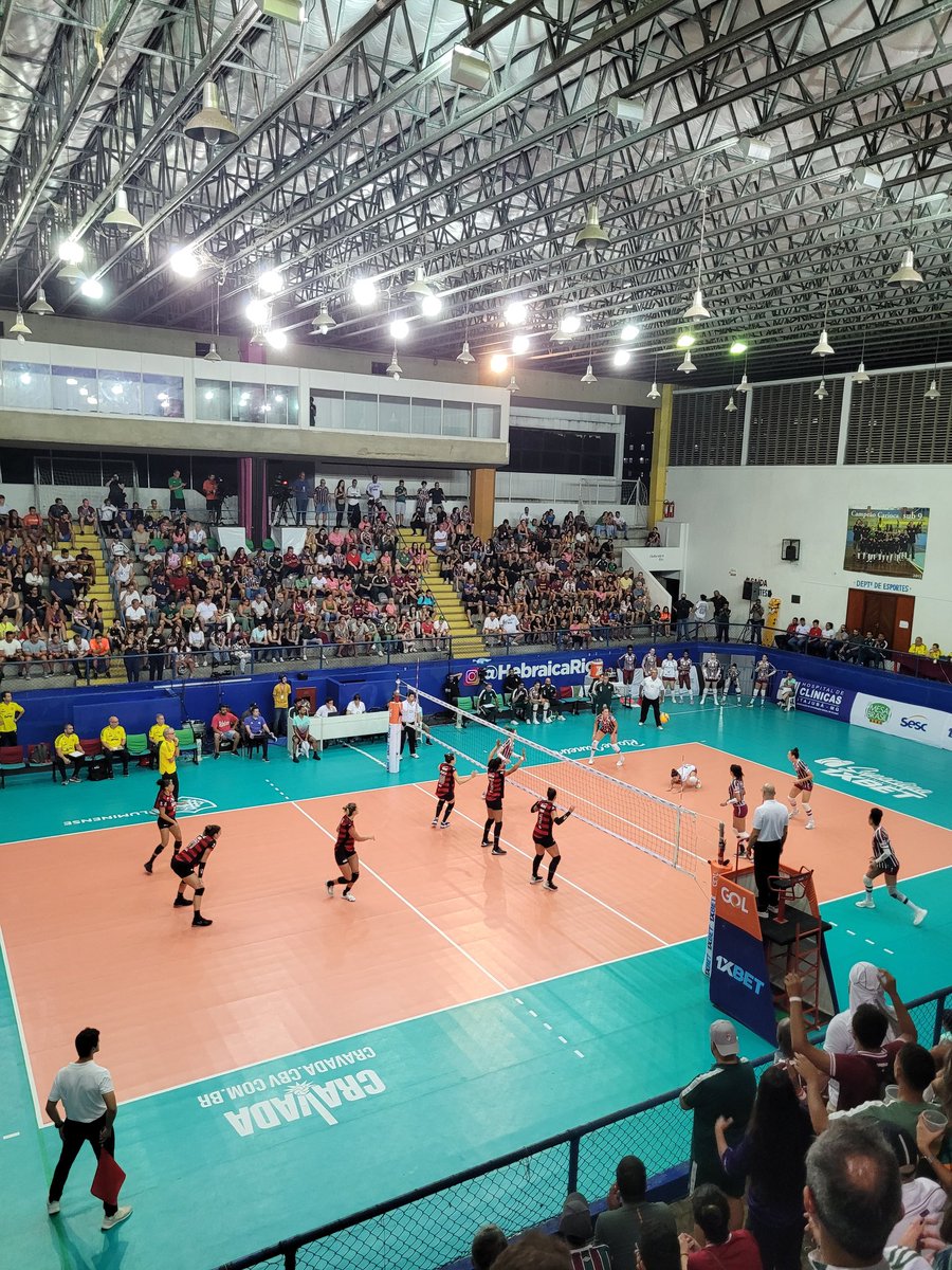 VolleynaEstrada's tweet photo. #VoleiNoSporTV 
Ginásio cheio para o clássico. https://t.co/O69YDFTnBG