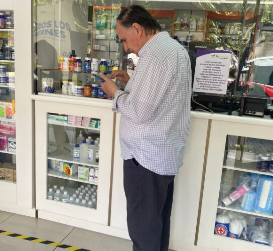NC_38apruebo's tweet photo. Mish!! Hijo de Pinochet comprando en una farmacia popular de Santiago. 
¿Habrá votado por Jadue? 😂 https://t.co/xhbTvBs7UN