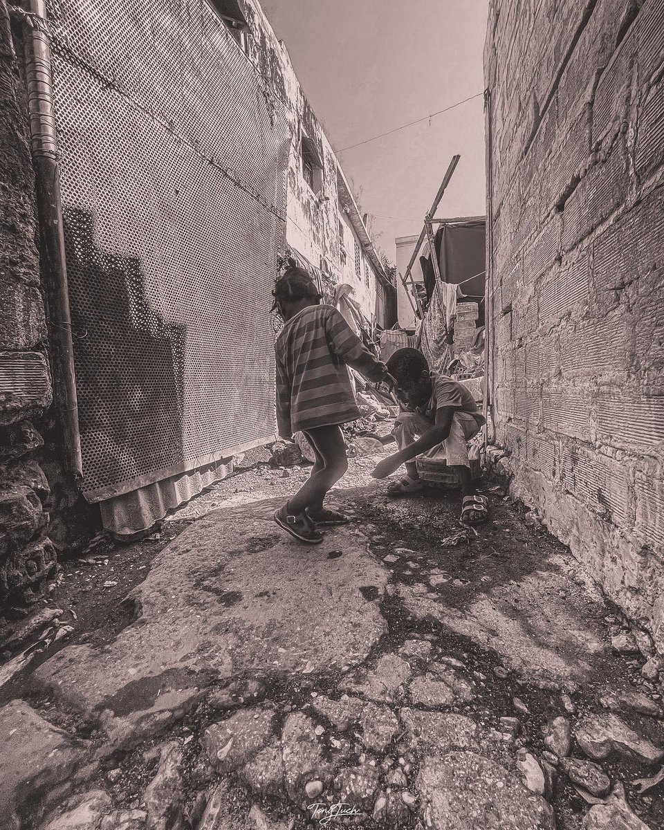 Pòs Machan!on Ti Kote mwen konn achte pate la plipa di tan! Men mwen toujou we 2 timoun sa yo kap antre sòti nan Koridò sa!
Sak t atirem plis se KONPLISITE ki gen ant yo 2 ya epi Sitou YAP JWE AK JWÈT KI PA EGZISTE.YO JIS AP VIV AK SA LAVI BA YO AK KÈ KONTAN!!