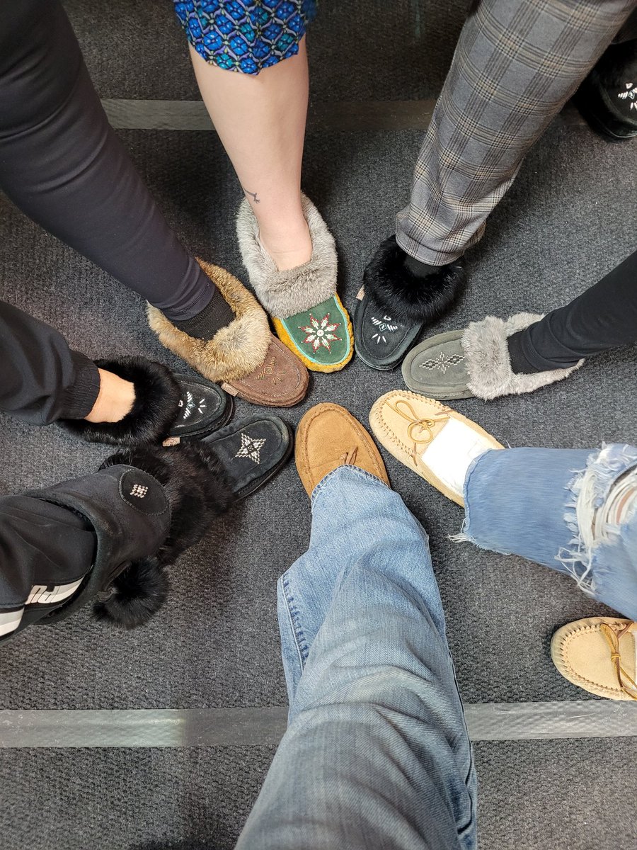 FrankSpraginsHS's tweet image. We Rocked our Mocks to honour Indigenous culture today at Frank Spragins! @FMPSD @indigenousFMPSD #rockyourmocs2022