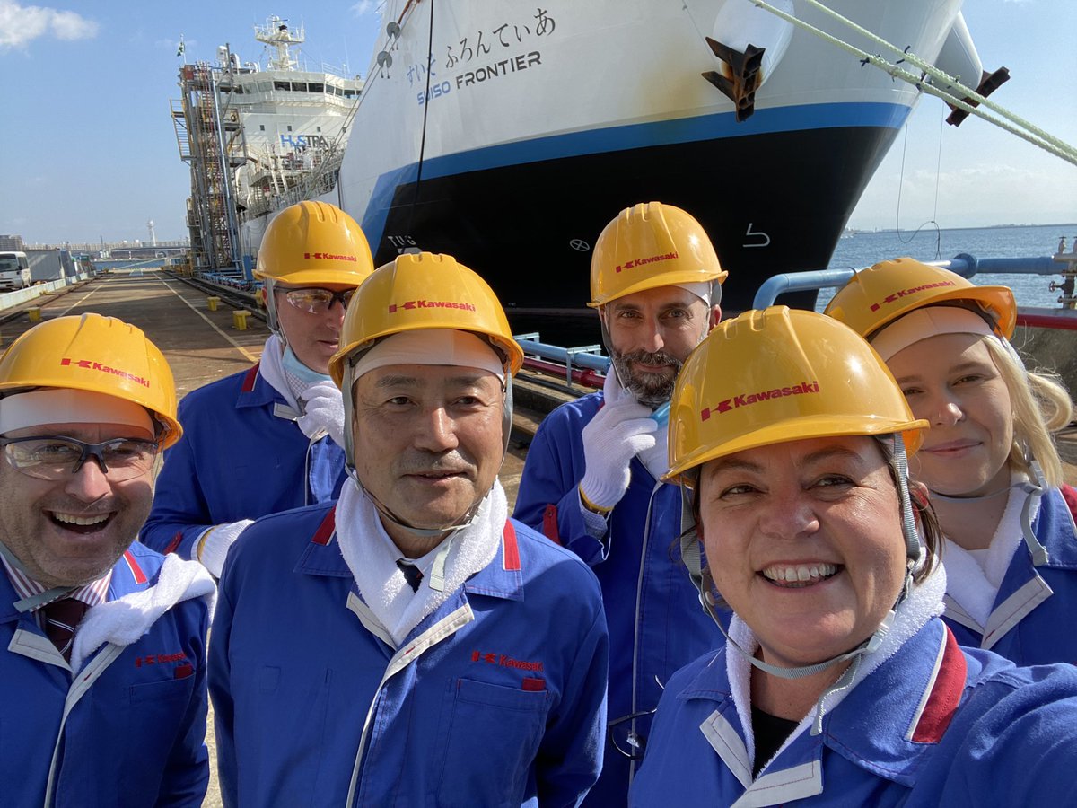 With Chairman of Kawasaki Heavy Industries, @AusAmbJPN and team after a tour of Suiso Frontier - the world’s first liquified hydrogen carrier! The Suiso Frontier took the first shipment of hydrogen from Victoria to Kobe. An important step for the hydrogen industry 🇯🇵🇦🇺🇯🇵🇦🇺