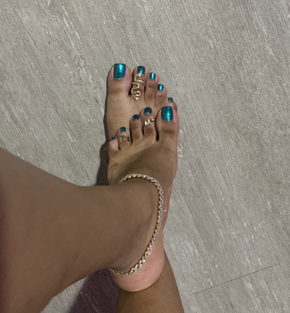 LadyTigerM's tweet photo. Green with envy.                                           #ebonyfeetworship #ebonyfeet #ebonyfeetgoddess #ebonytoes #ebonyfootgoddess #feetdomme #Feetgoddess #feetworshi̇p #footworshi̇p #footbitch #ebonyfindom https://t.co/Z2Sg7VzNgi