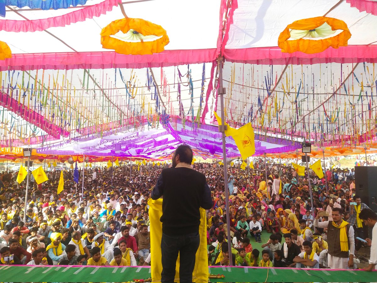 भारत का प्रधानमन्त्री आदिवासी को आदिवासी नही जनजाति बोलता हैं , क्यू?
क्योंकि संगठन, पार्टी, में बटा हुआ हैं
आप सभी हाथ जोड़कर विनती है एकत्र हो जाओ प्रधानमत्री क्या भारत हर एक नागरिक आदिवासी को आदिवासी बोलेगा ।।