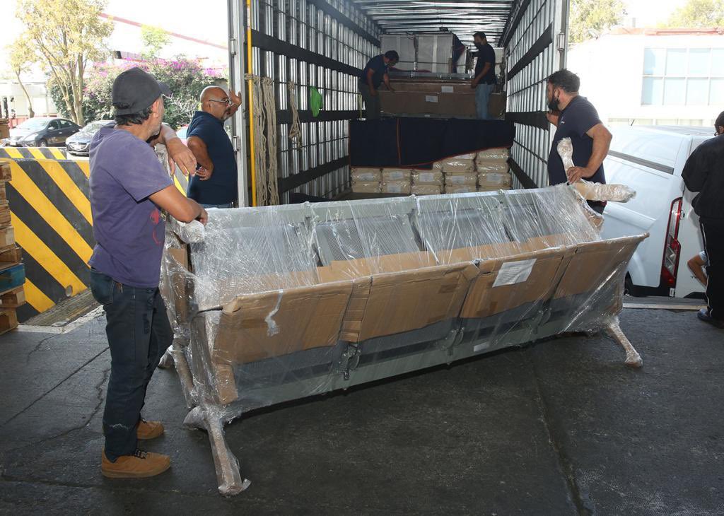 ISSSTE_mx's tweet photo. Avanzamos hacia un nuevo #Issste con el arribo de equipo y material a los almacenes centrales. El día de hoy llegaron 101 bancas Tándem y se enviaron a clínicas de la #CDMX 1,989 piezas de ropa hospitalaria y quirófano.

#IsssteEquipa https://t.co/Q4wXydHwK2