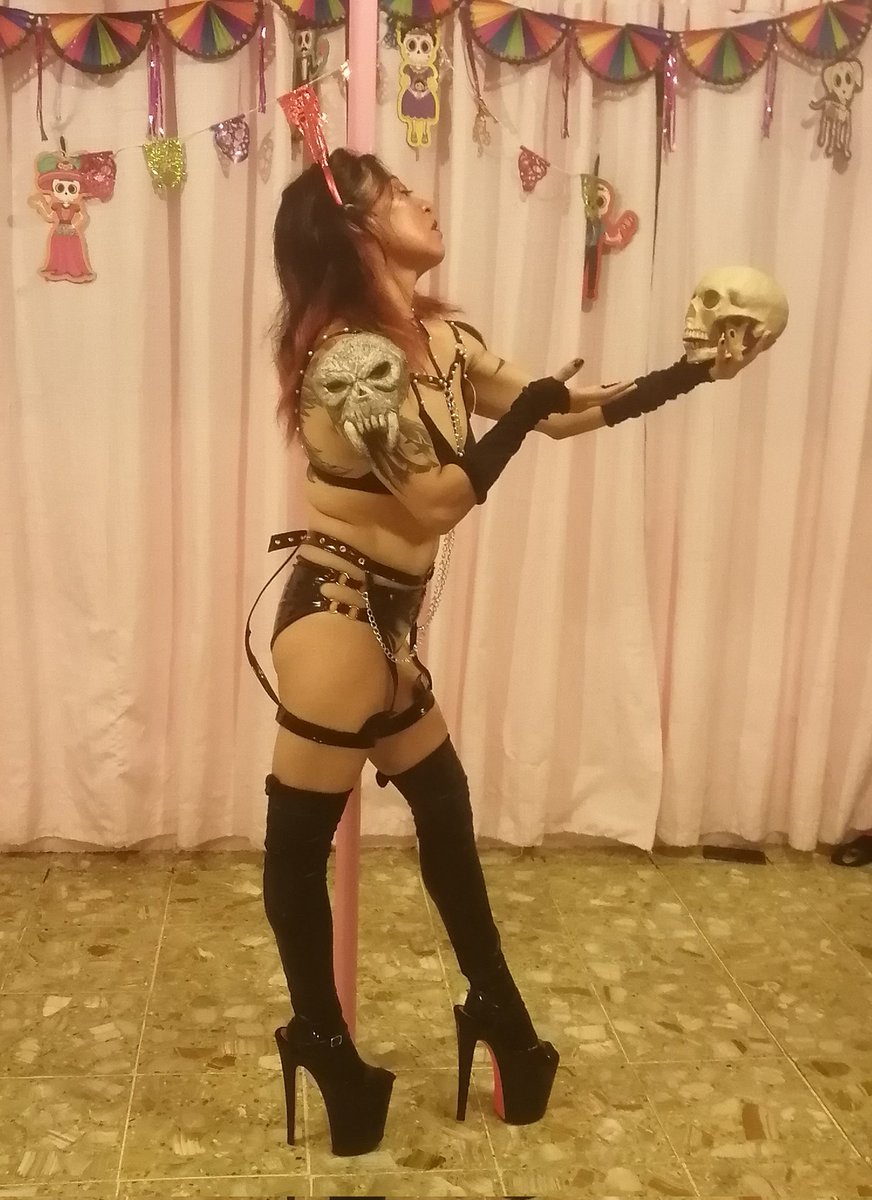 Visser_Strange1's tweet photo. Soy la mujer de la magia y la maldad,soy la reyna de la noche,la dama del deseo y la obscuridad,con un grito en mi only puede q me tengas una noche lady Evil #mujerdelanoche #mujeresbellas #reynadelanoche #damadeldeseo #bdsmِ #ladyevil #metalgirl #badgirl #metalbeauty #rockgirl https://t.co/OaR8SMiD4T